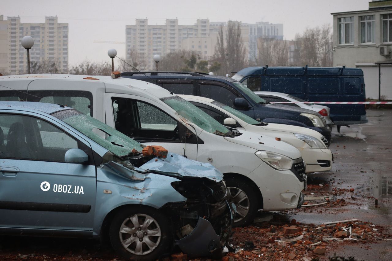 Частково зруйновано опорні стіни та пошкоджено авто: нові фото та відео наслідків російської атаки на Київ