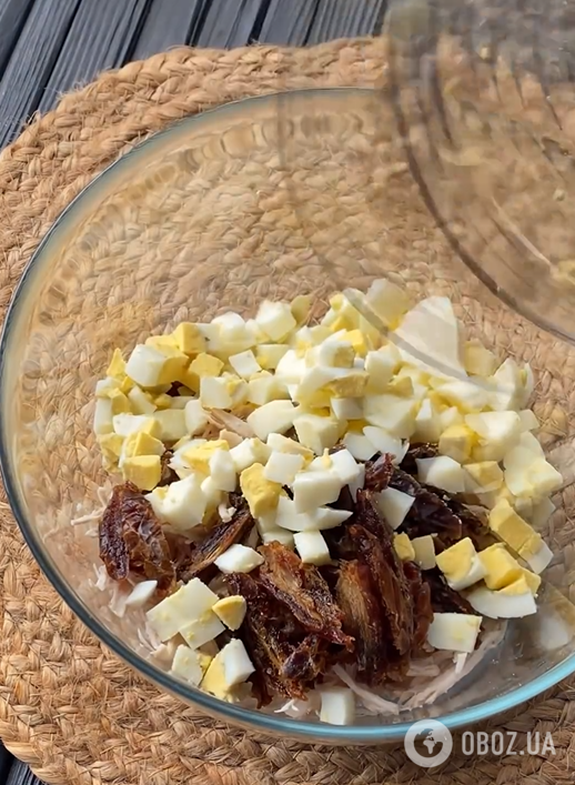 Праздничный салат с курицей, гранатом и орехами: вкуснее ''Оливье'' и ''Шубы''