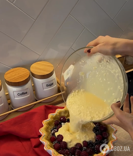 Элементарный пирог с замороженными ягодами в чай: готовится полчаса