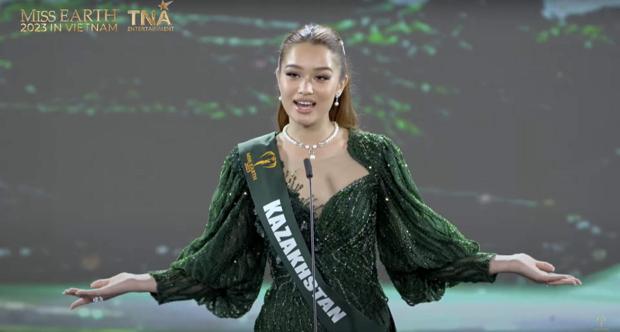 Учасниця з Казахстану, перекладач та ведуча потрапили в конфуз на "Міс Земля 2023" через російську мову. Відео