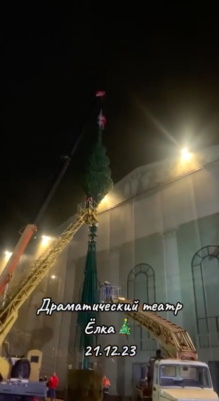 Свято на кістках: окупанти встановили новорічну ялинку біля Драмтеатру у Маріуполі. Відео