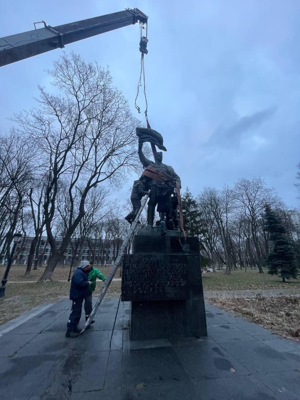 В центре Киева был демонтирован еще один советский памятник. Фото