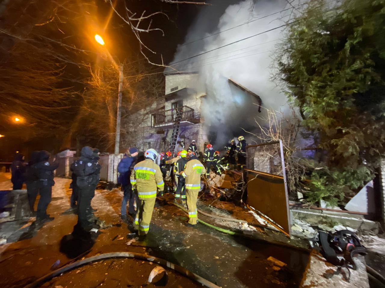 Во Львове произошел взрыв в частном доме: под завалами находились люди, есть погибшие. Фото и видео