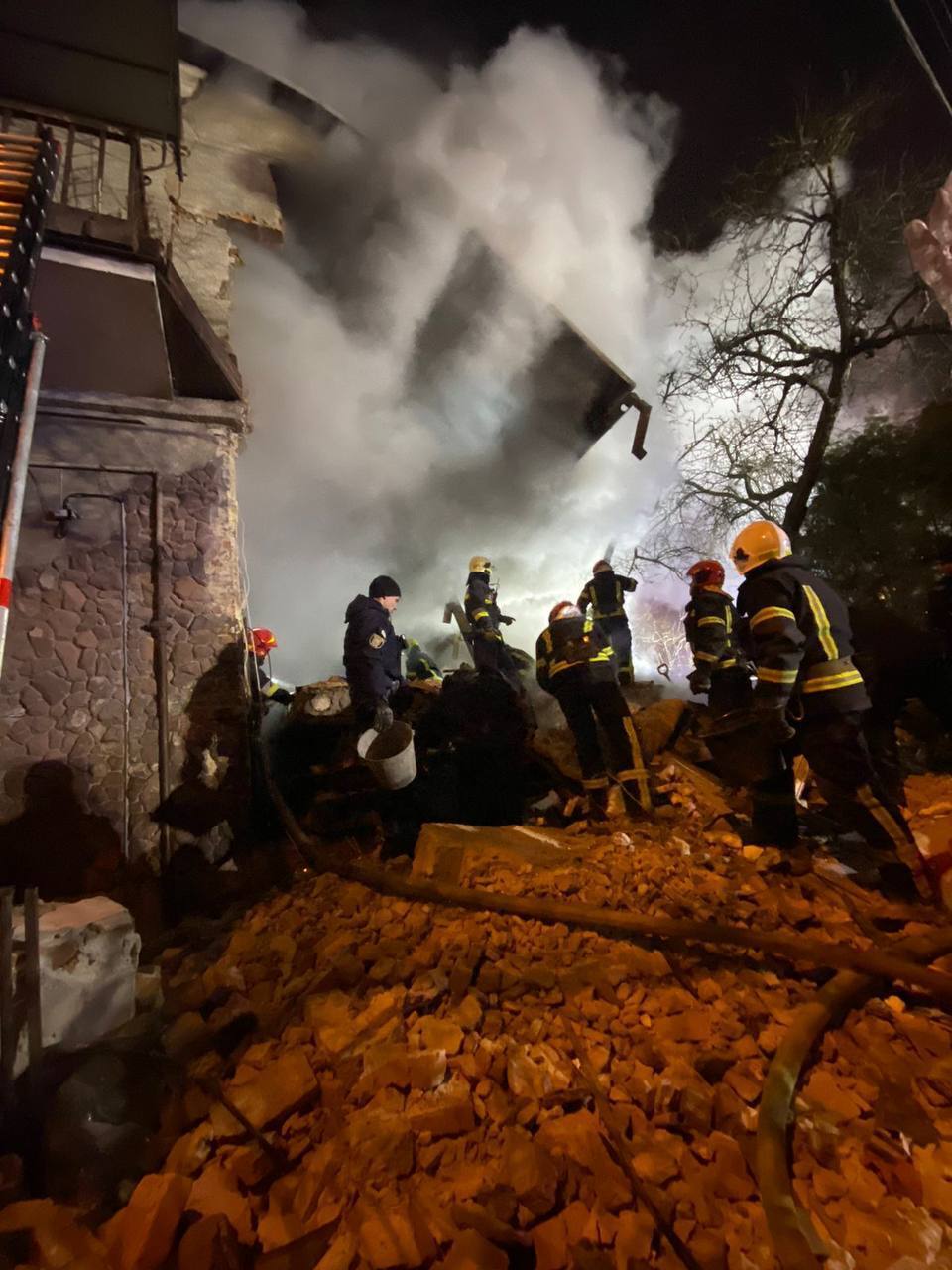 У Львові трапився вибух у приватному будинку: під завалами були люди, є загиблі. Фото і відео
