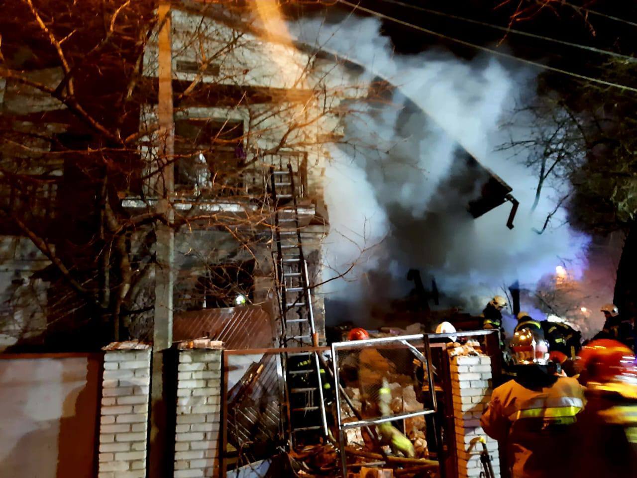 У Львові трапився вибух у приватному будинку: під завалами були люди, є загиблі. Фото і відео