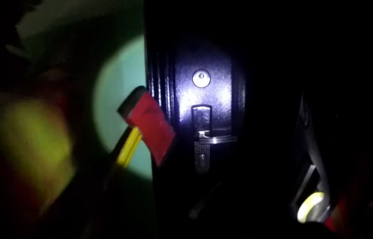 В Киеве ГСЧС с помощью топора освободили закрывшегося в квартире 1,5-летнего мальчика. Видео