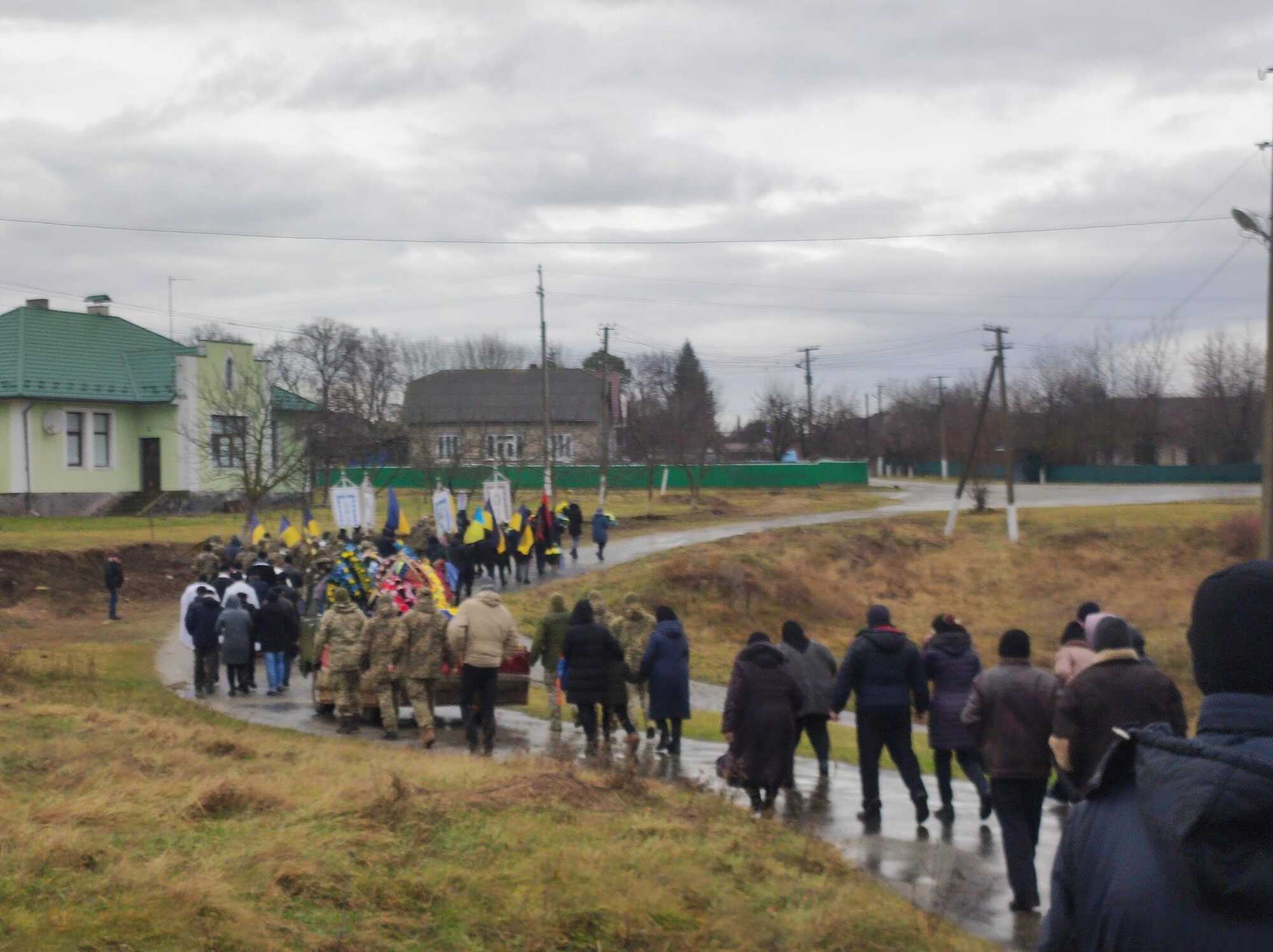 На Тернопільщині попрощалися з командиром десантно-штурмового відділення, який загинув в бою з окупантами. Фото 