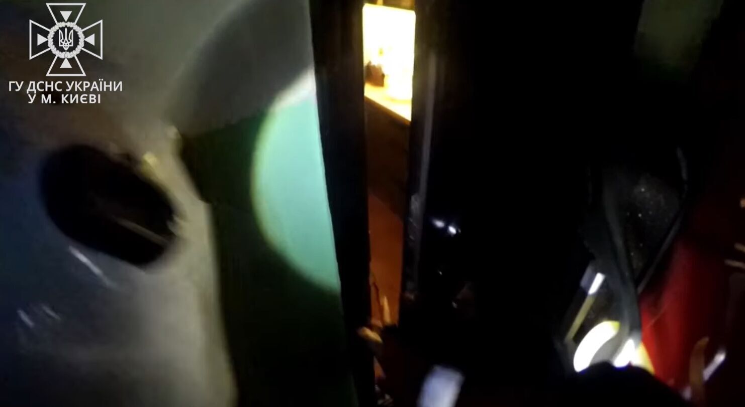 В Киеве ГСЧС с помощью топора освободили закрывшегося в квартире 1,5-летнего мальчика. Видео