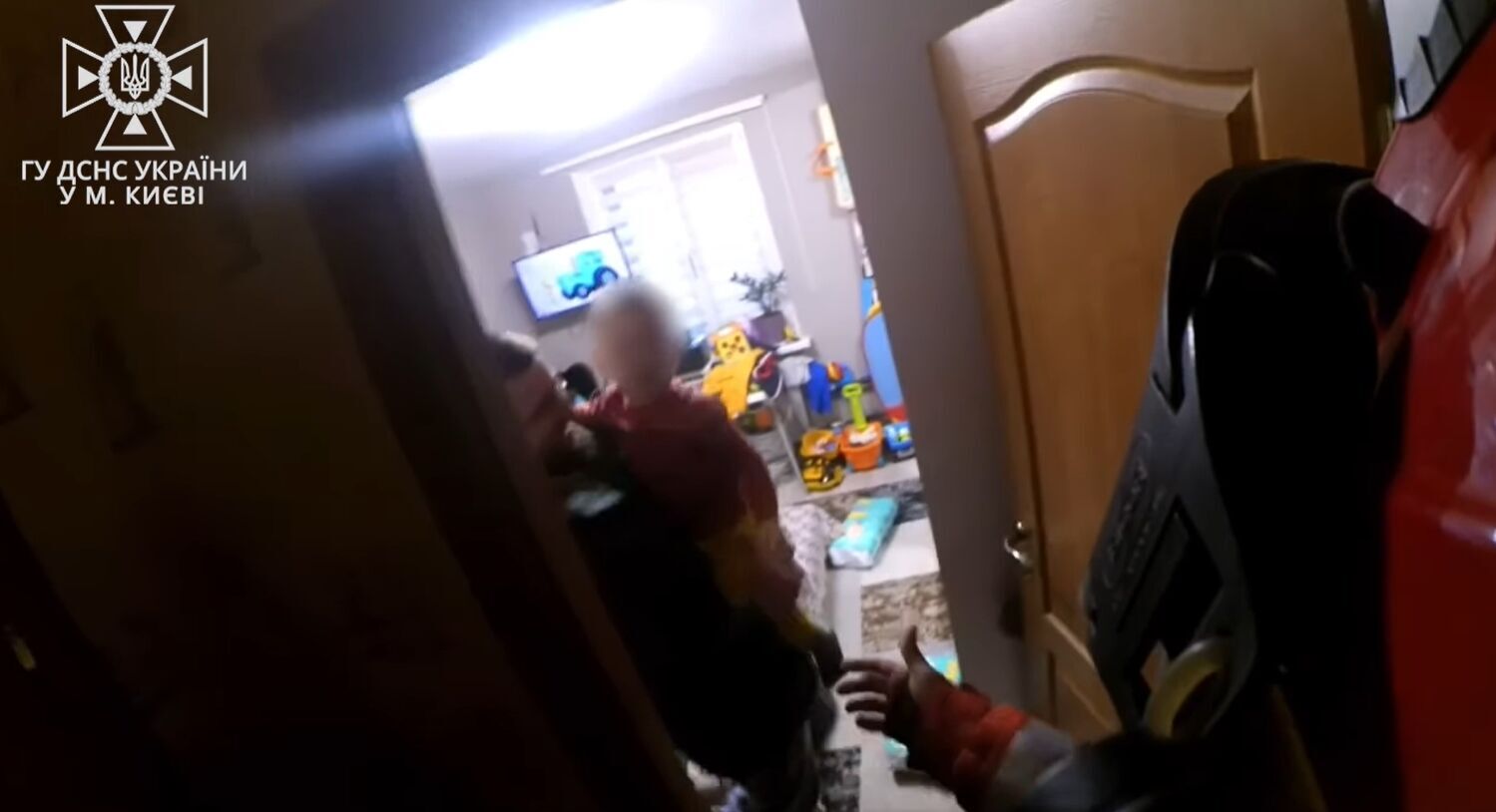 У Києві ДСНС за допомогою сокири визволили 1,5-річного хлопчика, який зачинився у квартирі. Відео