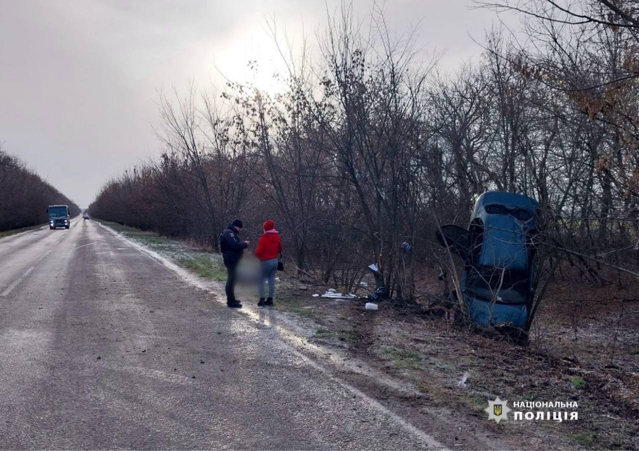 На Київщині легковик вилетів на узбіччя та зіткнувся з деревом, є загибла. Фото і відео