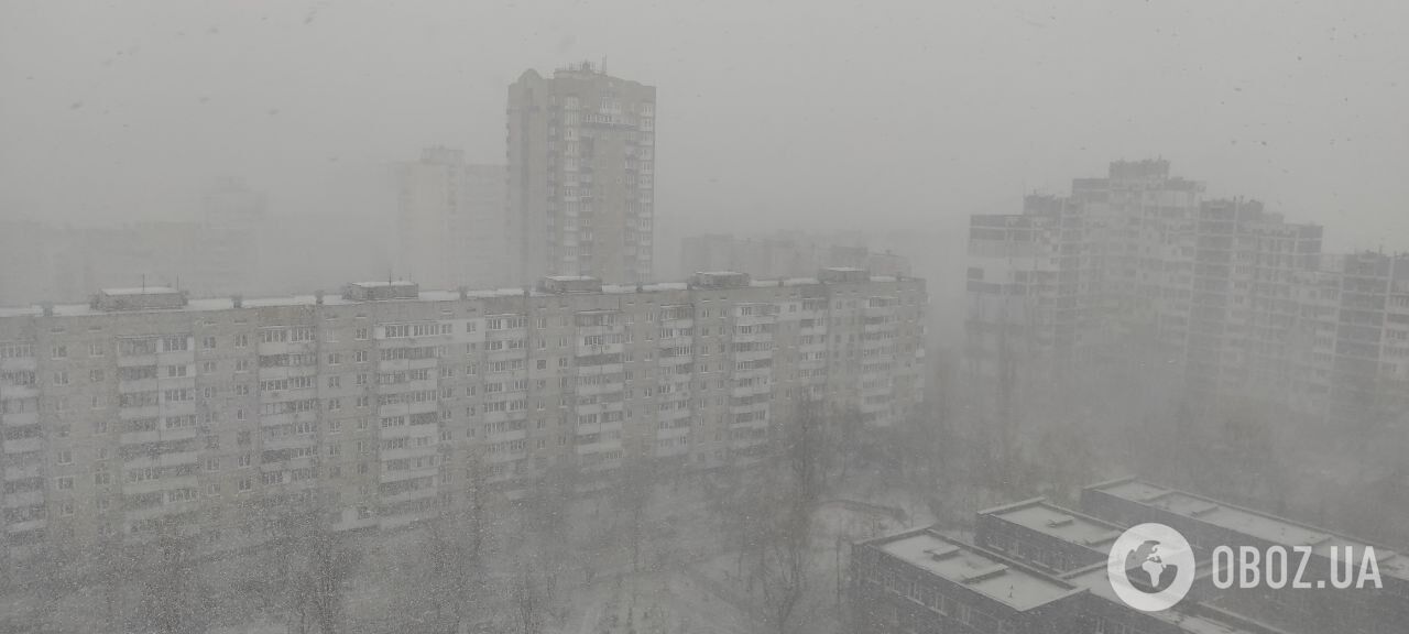Київ після обіду накрив сильний снігопад. Фото та відео