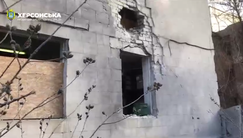 Выбиты окна и дыра в стене: под обстрел оккупантов в Херсоне попало медучреждение. Фото