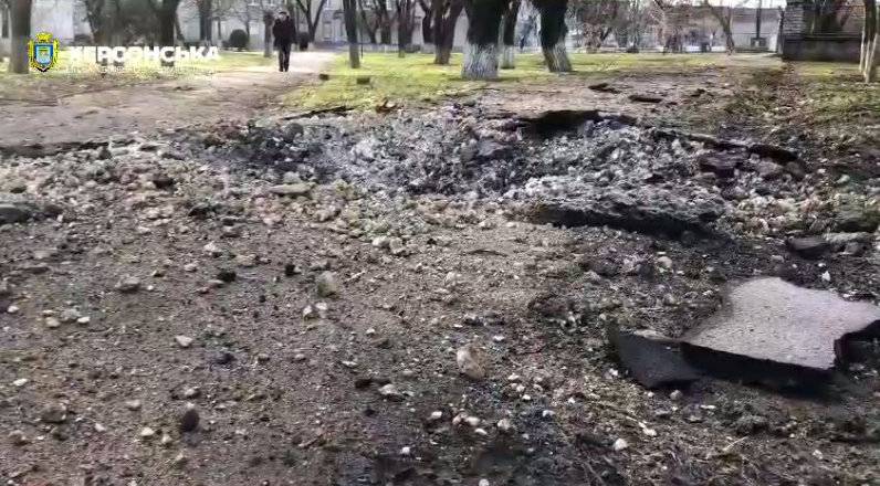 Выбиты окна и дыра в стене: под обстрел оккупантов в Херсоне попало медучреждение. Фото