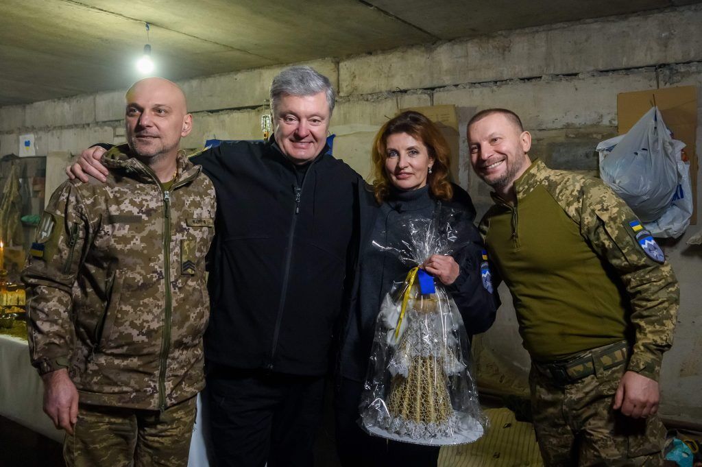 Рождество с побратимами: Пётр и Марина Порошенко приехали к воинам и помолились за победу Украины