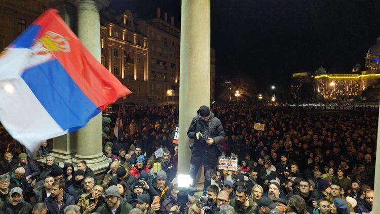 В столице Сербии массовые протесты из-за результатов выборов: оппозиция обвиняет власти в фальсификациях. Фото и видео