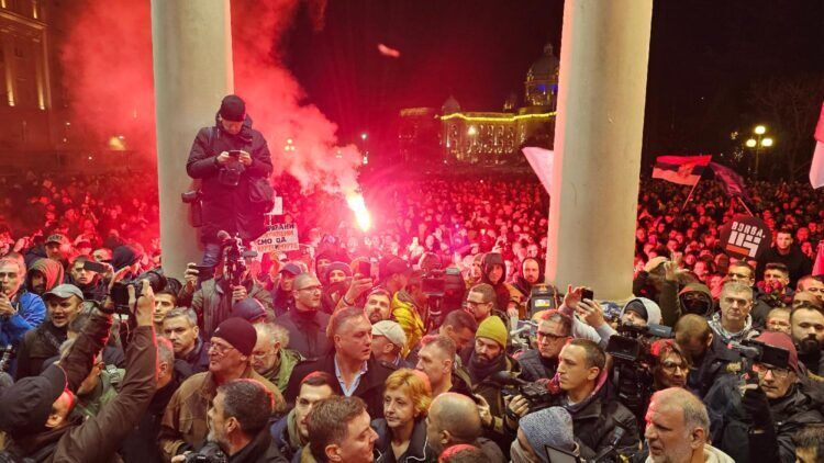 В столице Сербии массовые протесты из-за результатов выборов: оппозиция обвиняет власти в фальсификациях. Фото и видео