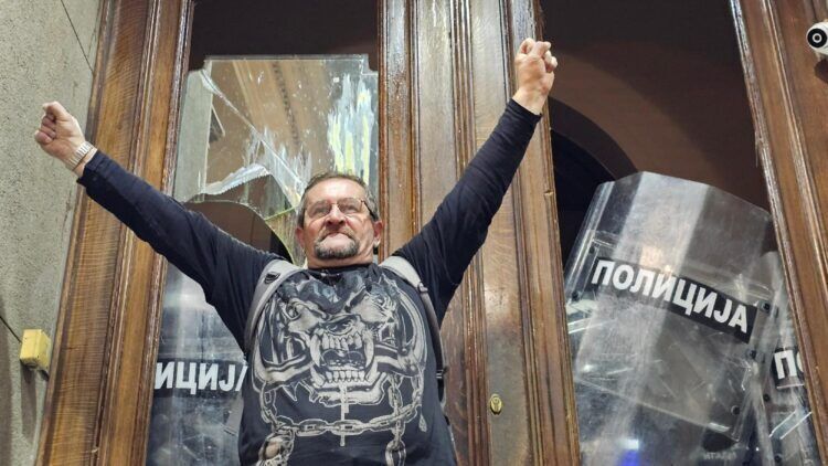 У столиці Сербії масові протести через результати виборів: опозиція звинувачує владу у фальсифікаціях. Фото і відео
