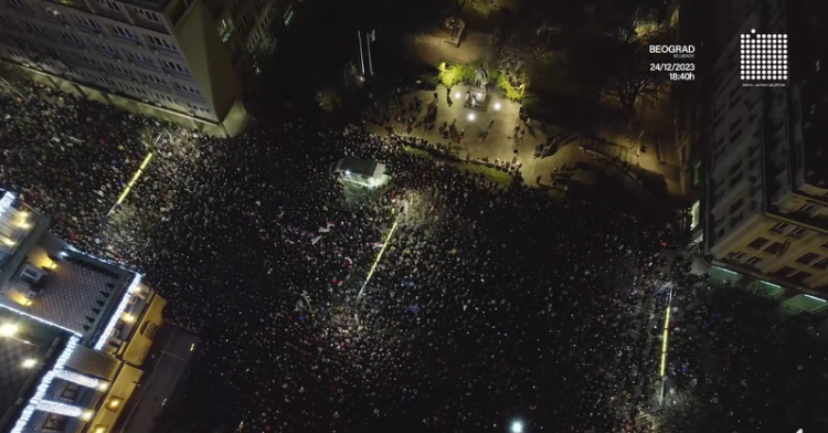 В столице Сербии массовые протесты из-за результатов выборов: оппозиция обвиняет власти в фальсификациях. Фото и видео