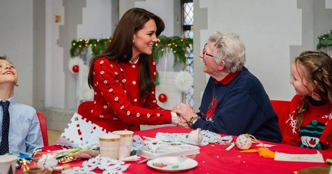 Кейт Миддлтон восхитила ярким рождественским образом: поклонники пишут, что хотят видеть ее в роли королевы