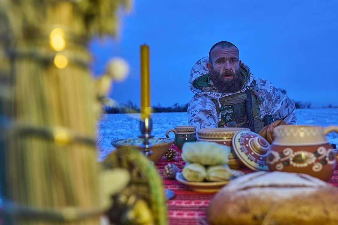 Военный фотограф растрогал "праздничными" снимками защитников, которые не могут приехать на Рождество домой