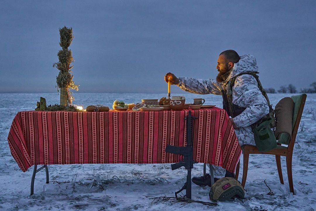 Військовий фотограф розчулив "святковими" знімками захисників, які не можуть приїхати на Різдво додому