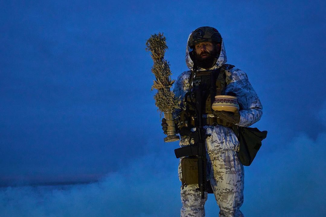 Військовий фотограф розчулив "святковими" знімками захисників, які не можуть приїхати на Різдво додому