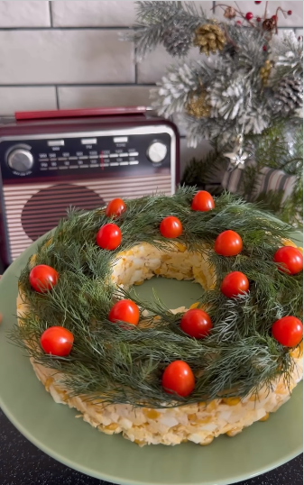 Салат ''Новогодний венчик'': невероятно вкусное и красивое украшение праздничного стола