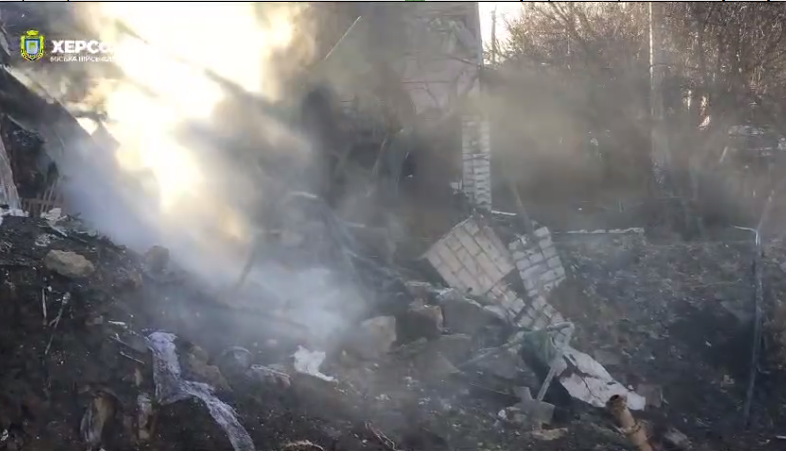 Пожар, погибший, полностью уничтоженные дома: в сети показали последствия обстрела армией РФ Херсона