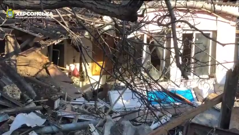 Пожар, погибший, полностью уничтоженные дома: в сети показали последствия обстрела армией РФ Херсона