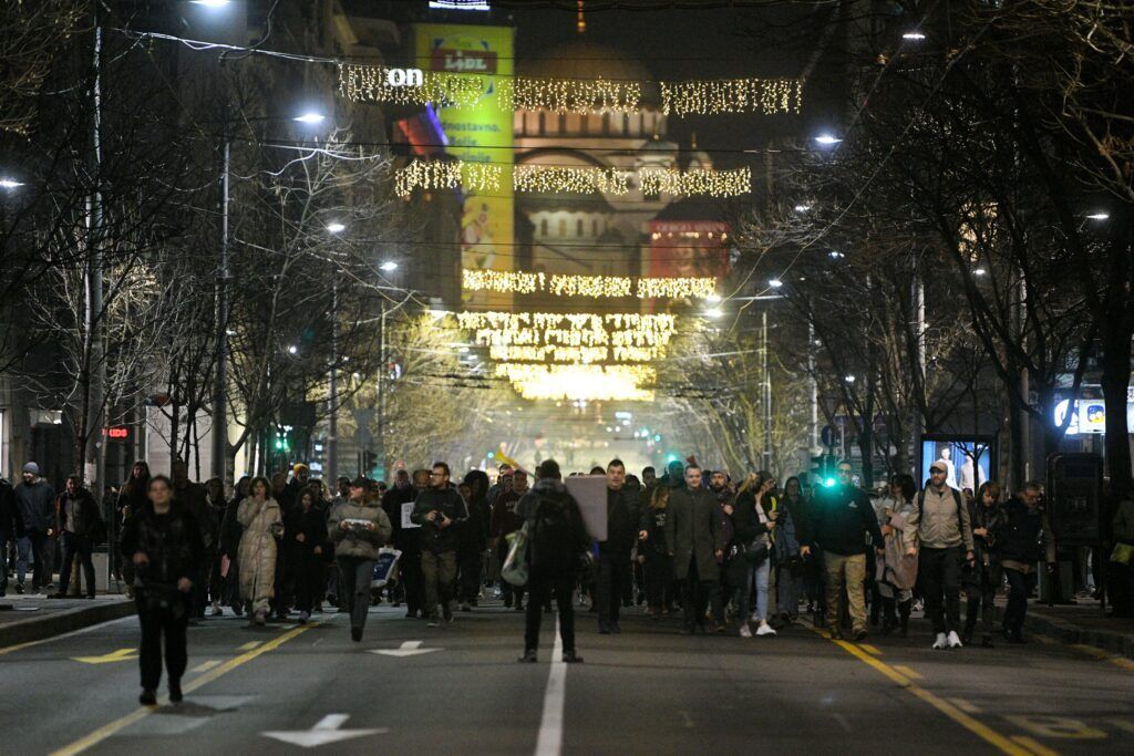В столице Сербии протестующие начали блокаду движения и штурм мэрии: что происходит. Фото и видео