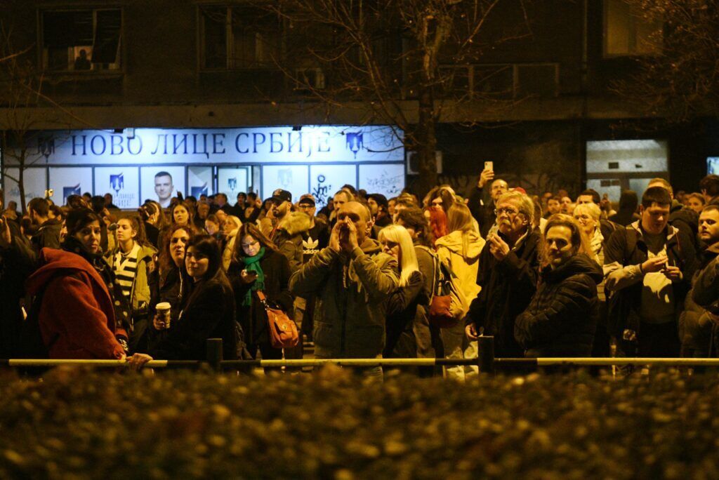 У столиці Сербії протестувальники почали блокаду руху і штурм мерії: що відбувається. Фото і відео