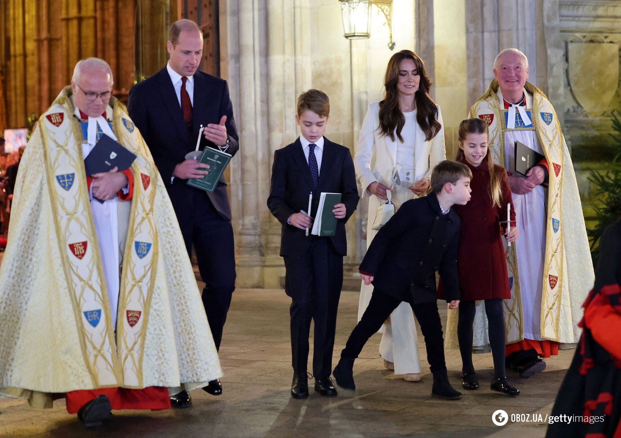Штовхнув маму і показав пальцем: 5-річний принц Луї замилував публіку на різдвяному концерті. Відео