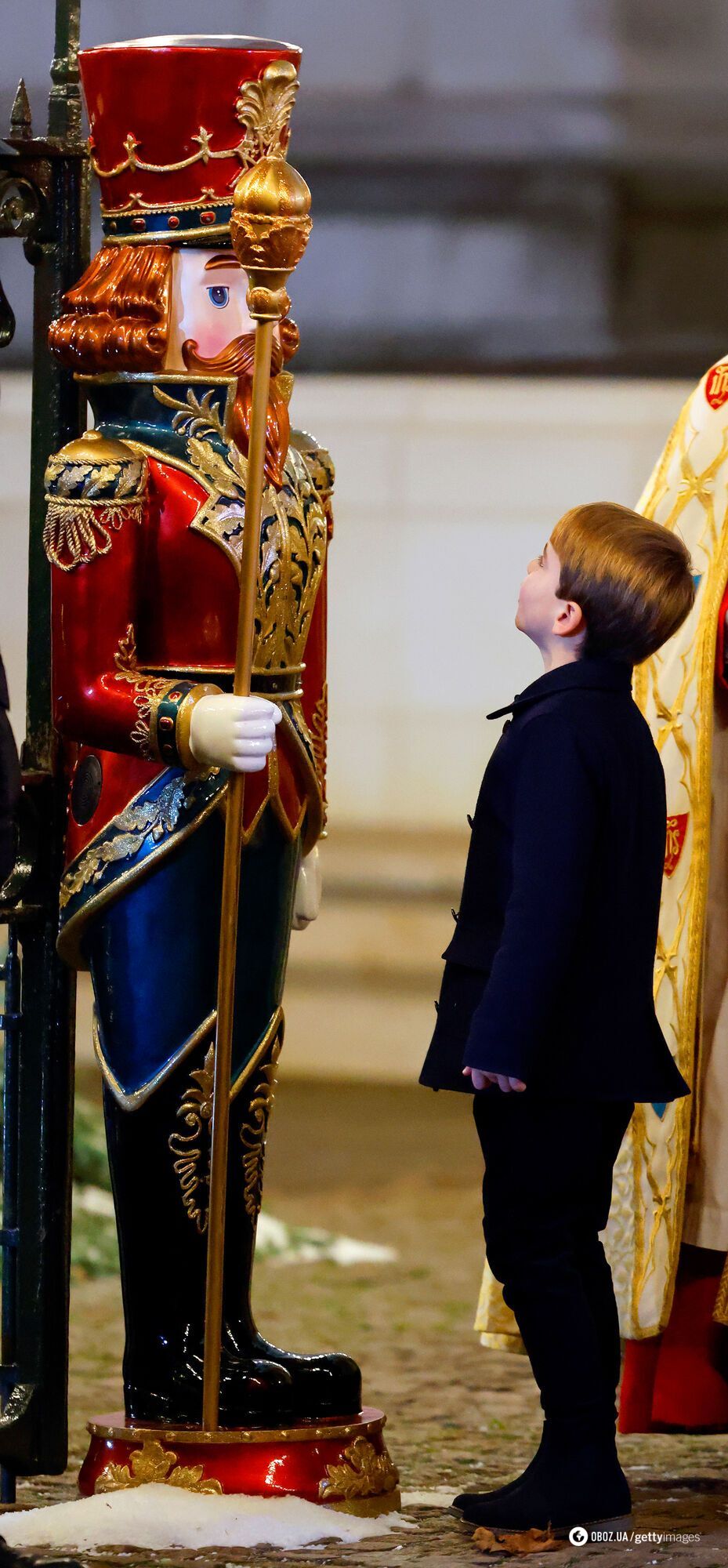 Толкнул маму и показал пальцем: 5-летний принц Луи умилил публику на рождественском концерте. Видео
