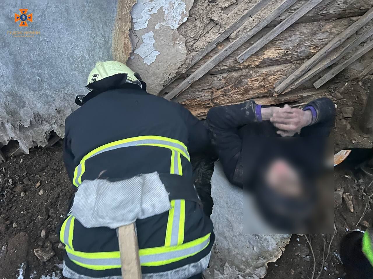 В Киевской области спасатели помогли мужчине, который застрял под стеной жилого дома. Фото