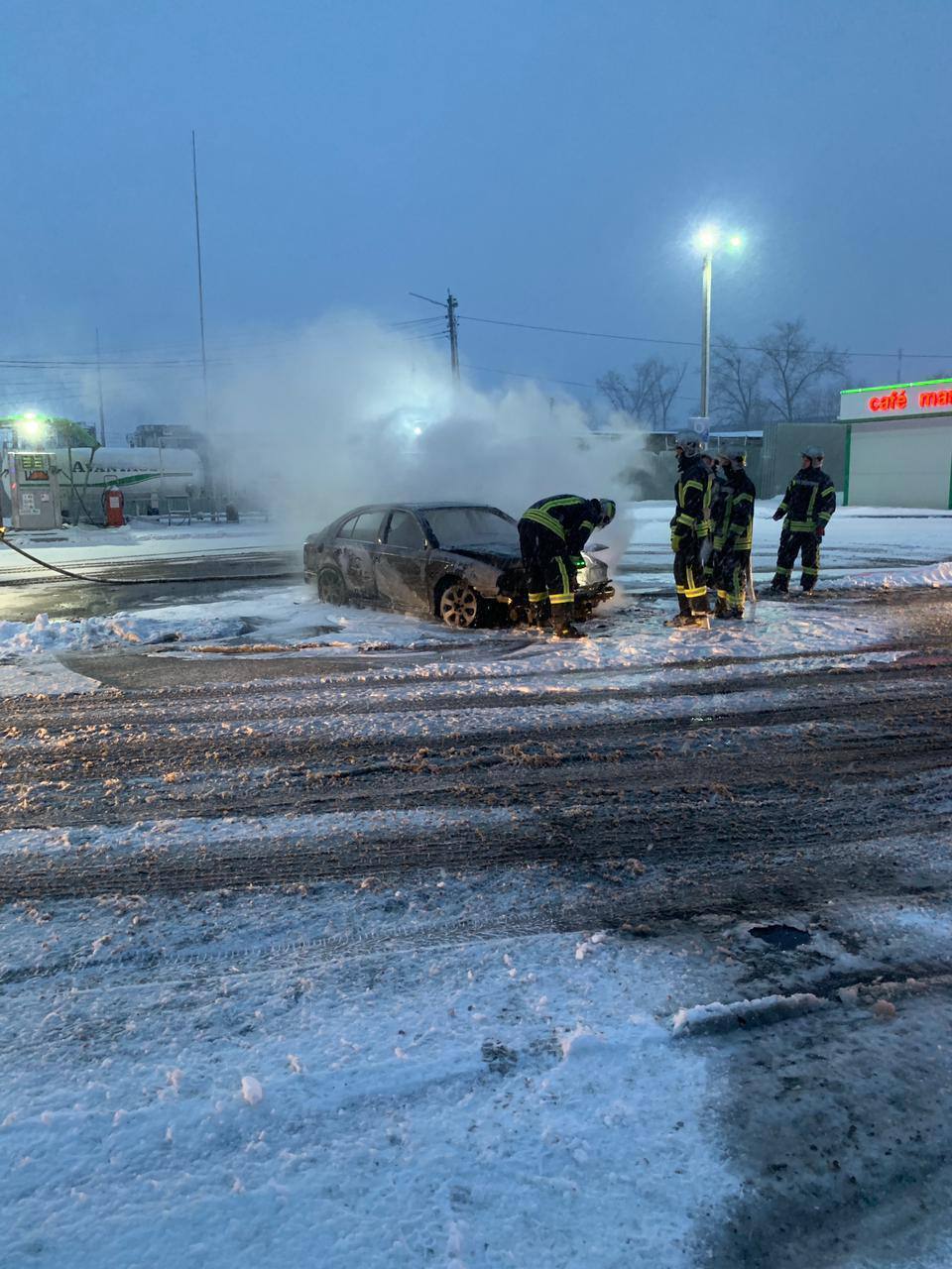 Під Києвом на території АЗС спалахнуло авто: на місце викликали рятувальників. Фото