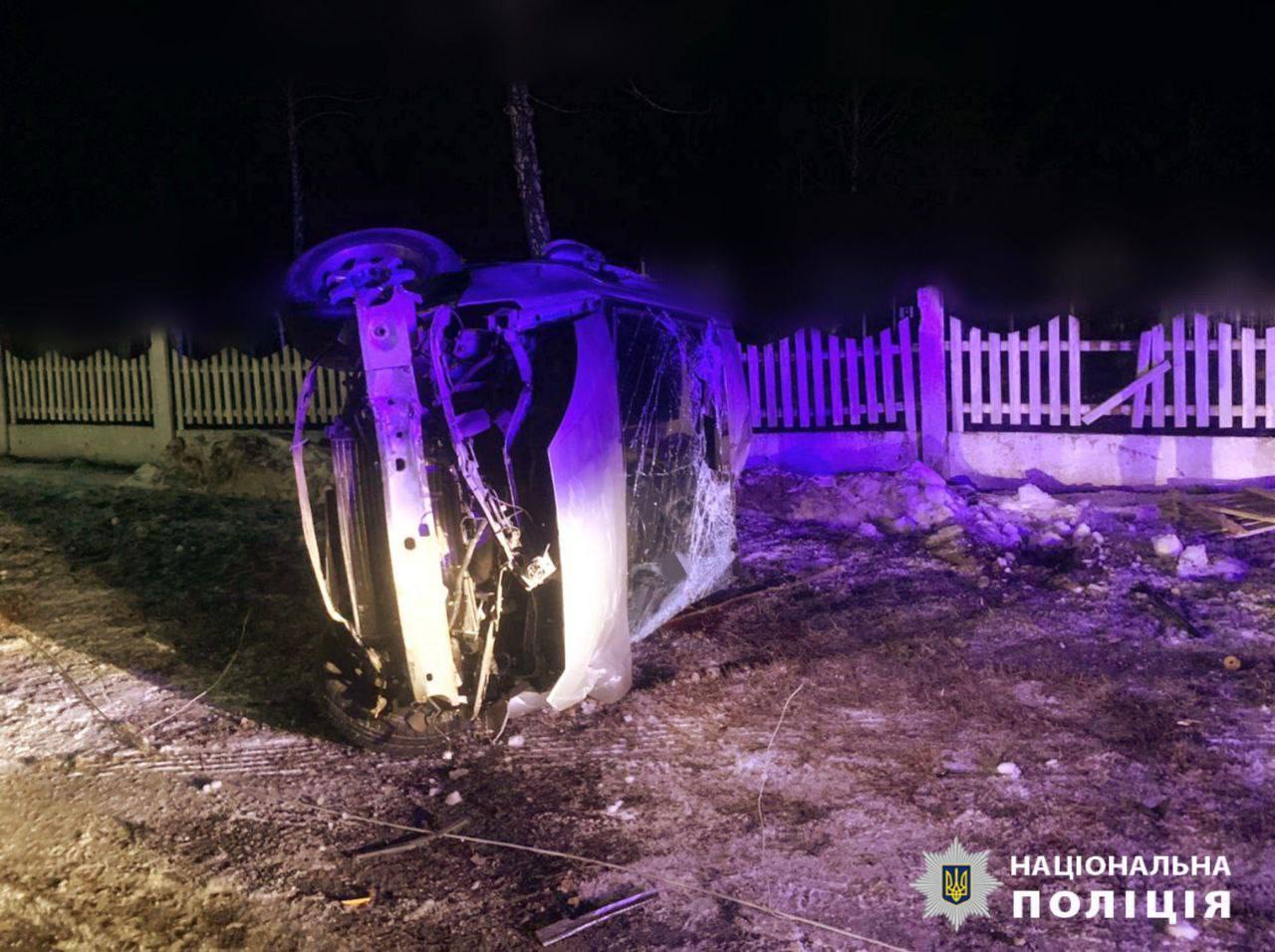 На Киевщине легковушка протаранила столб и забор, а потом перевернулась: есть погибший. Фото