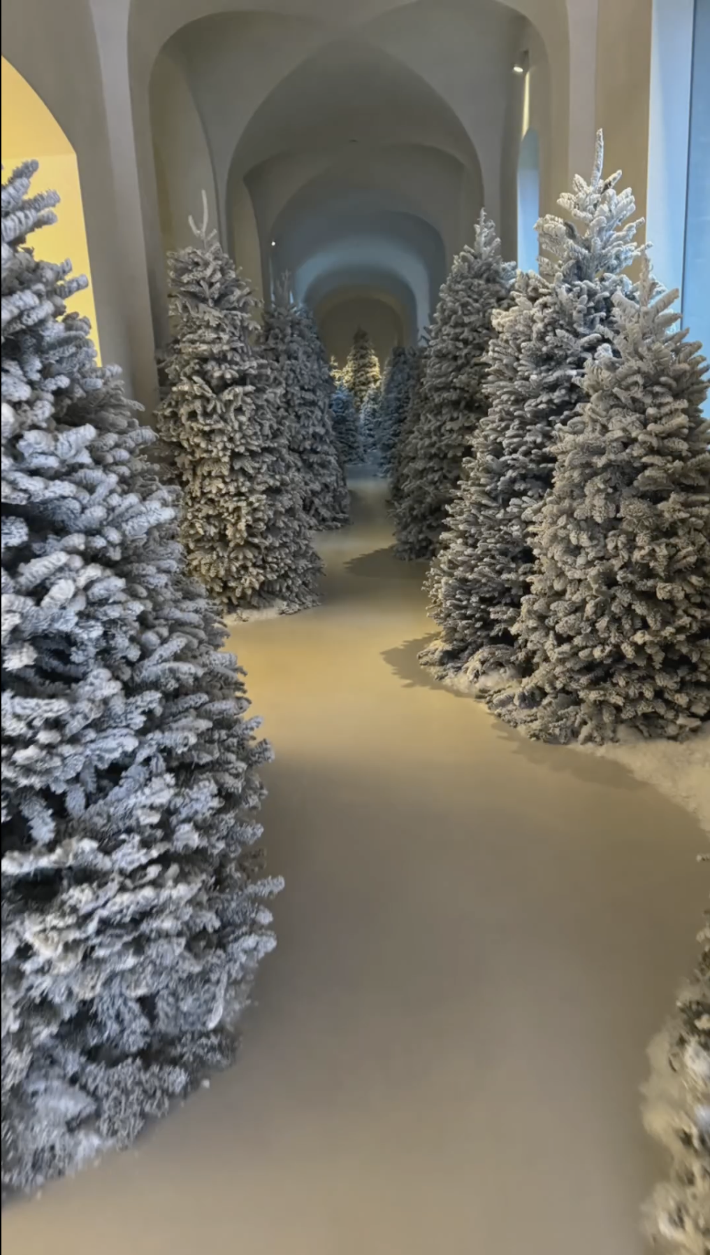 Кім Кардашʼян показала, як прикрасила до Різдва будинок за 60 млн доларів: фани не оцінили