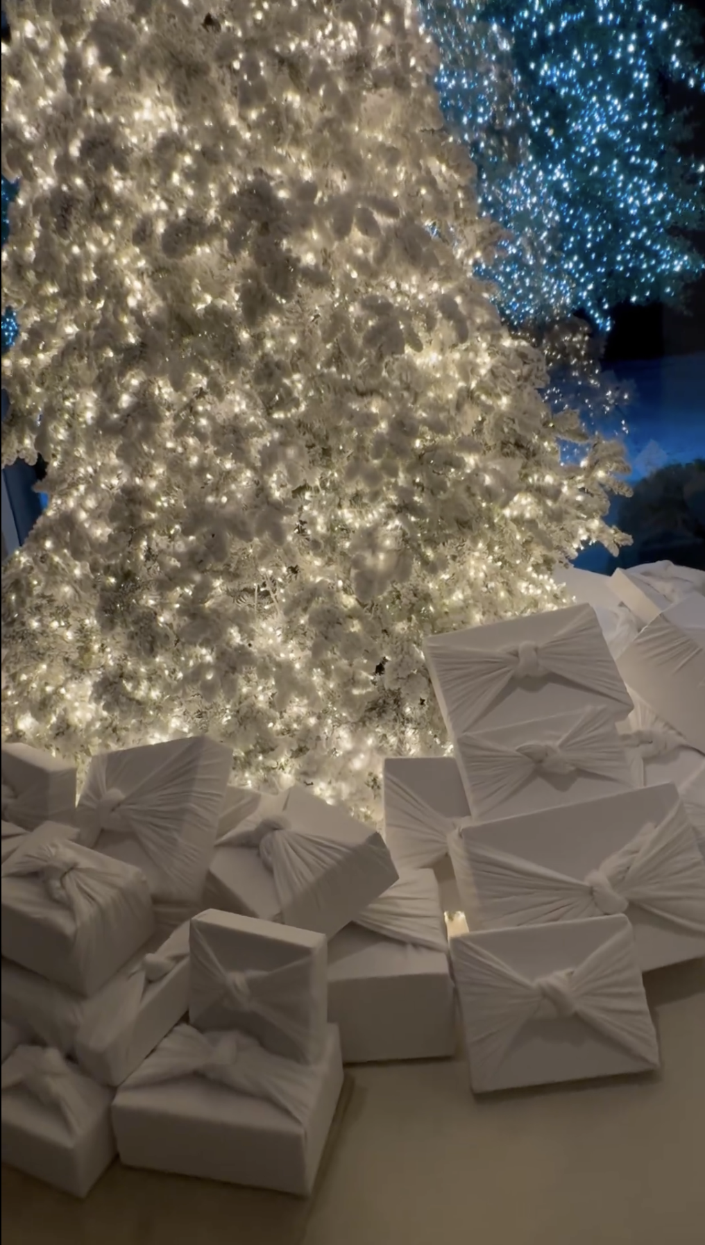 Ким Кардашьян показала, как украсила к Рождеству дом за 60 млн долларов: фаны не оценили