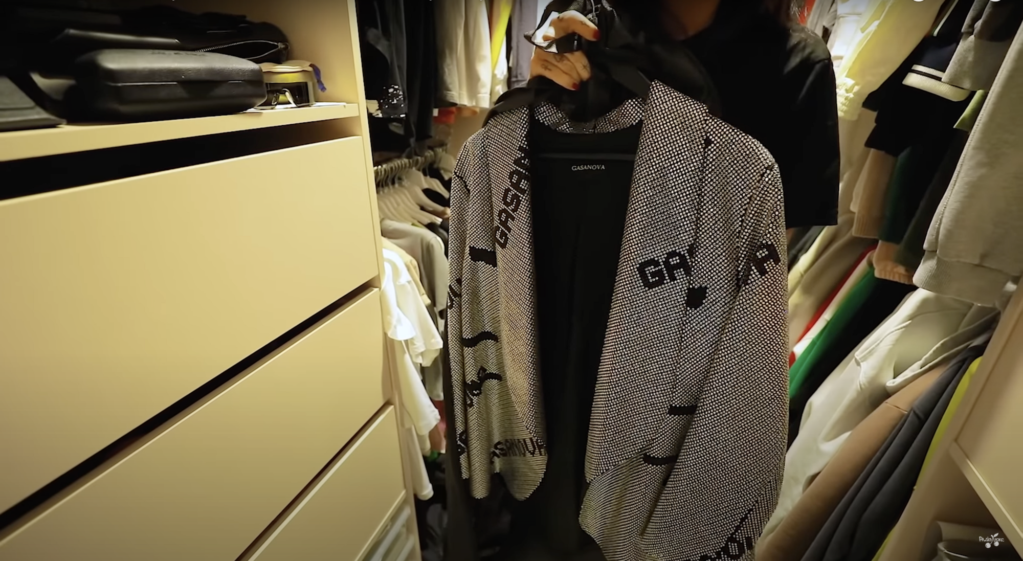 Блогерша Алхим, которая унижала украинцев, показала свою коллекцию шуб и самую дорогую вещь гардероба – пиджак за 5 тысяч евро