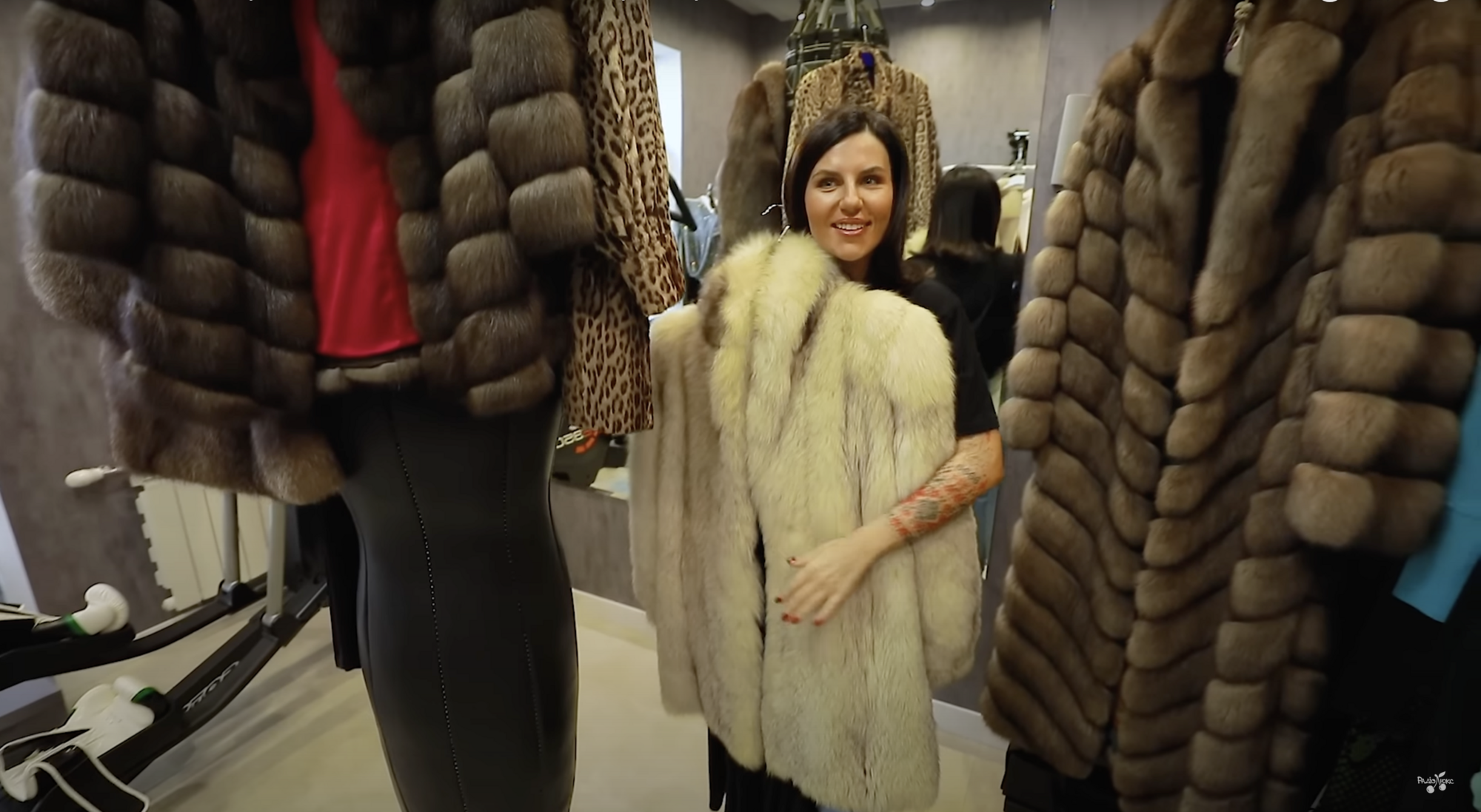 Блогерша Алхим, которая унижала украинцев, показала свою коллекцию шуб и самую дорогую вещь гардероба – пиджак за 5 тысяч евро