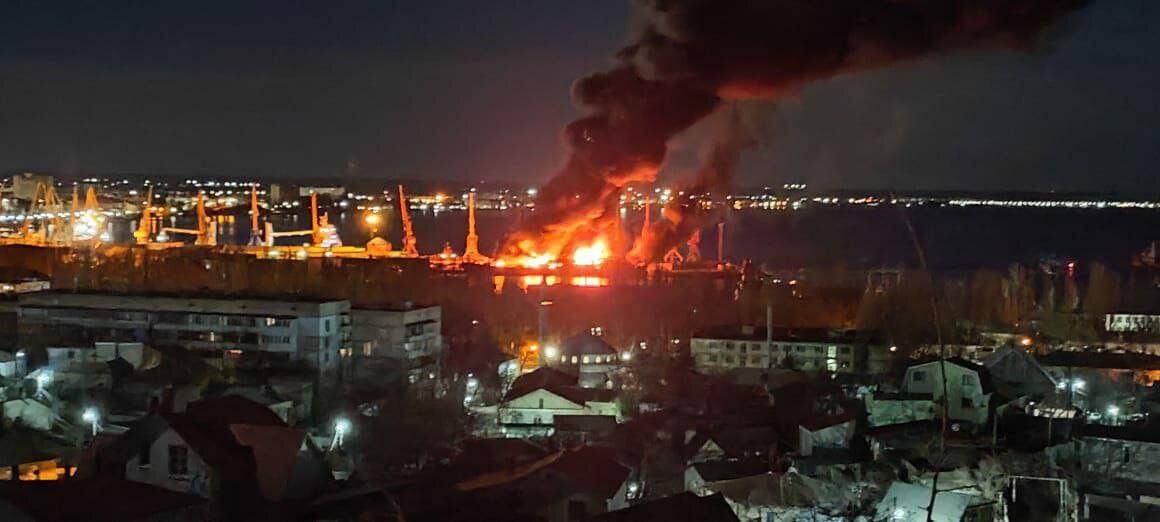 Большая потеря для РФ: сколько стоил уничтоженный в Феодосии корабль оккупантов "Новочеркасск"
