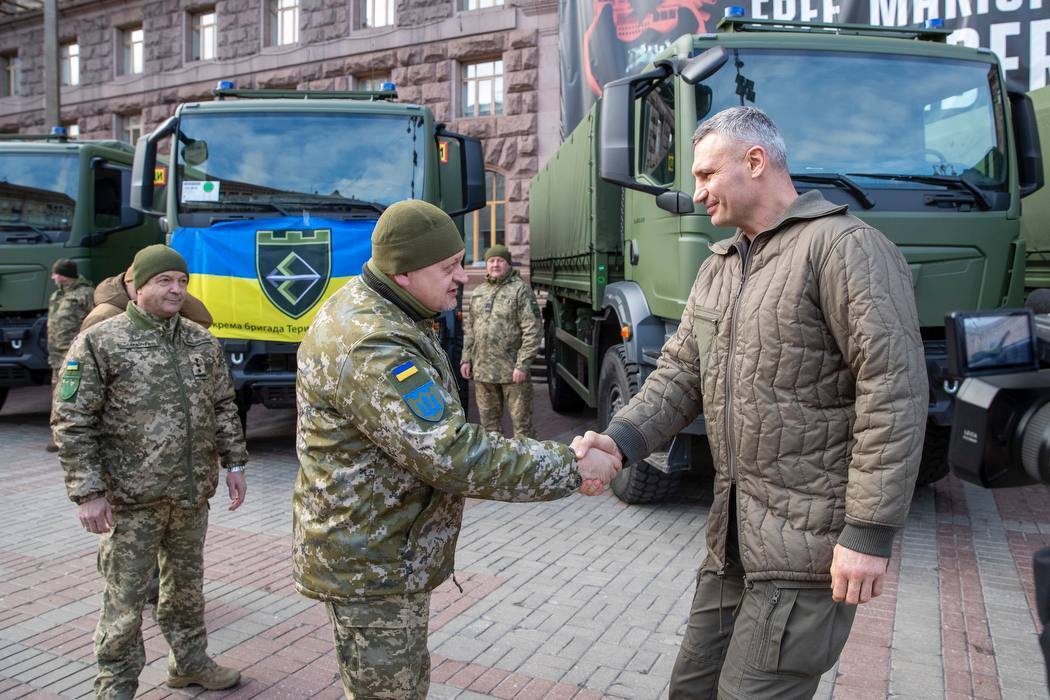 У Києві Кличко передав військовим 20 нових повнопривідних вантажних авто, придбаних за кошти столичної громади. Фото