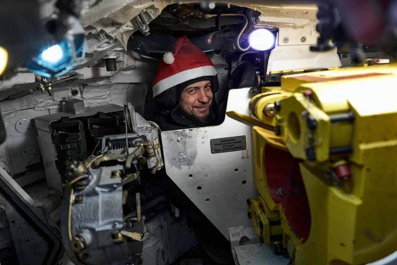 Военнослужащий ВСУ в шапке Санта-Клауса