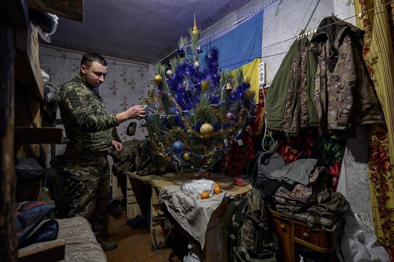 Воин украсил сосну к зимним праздникам