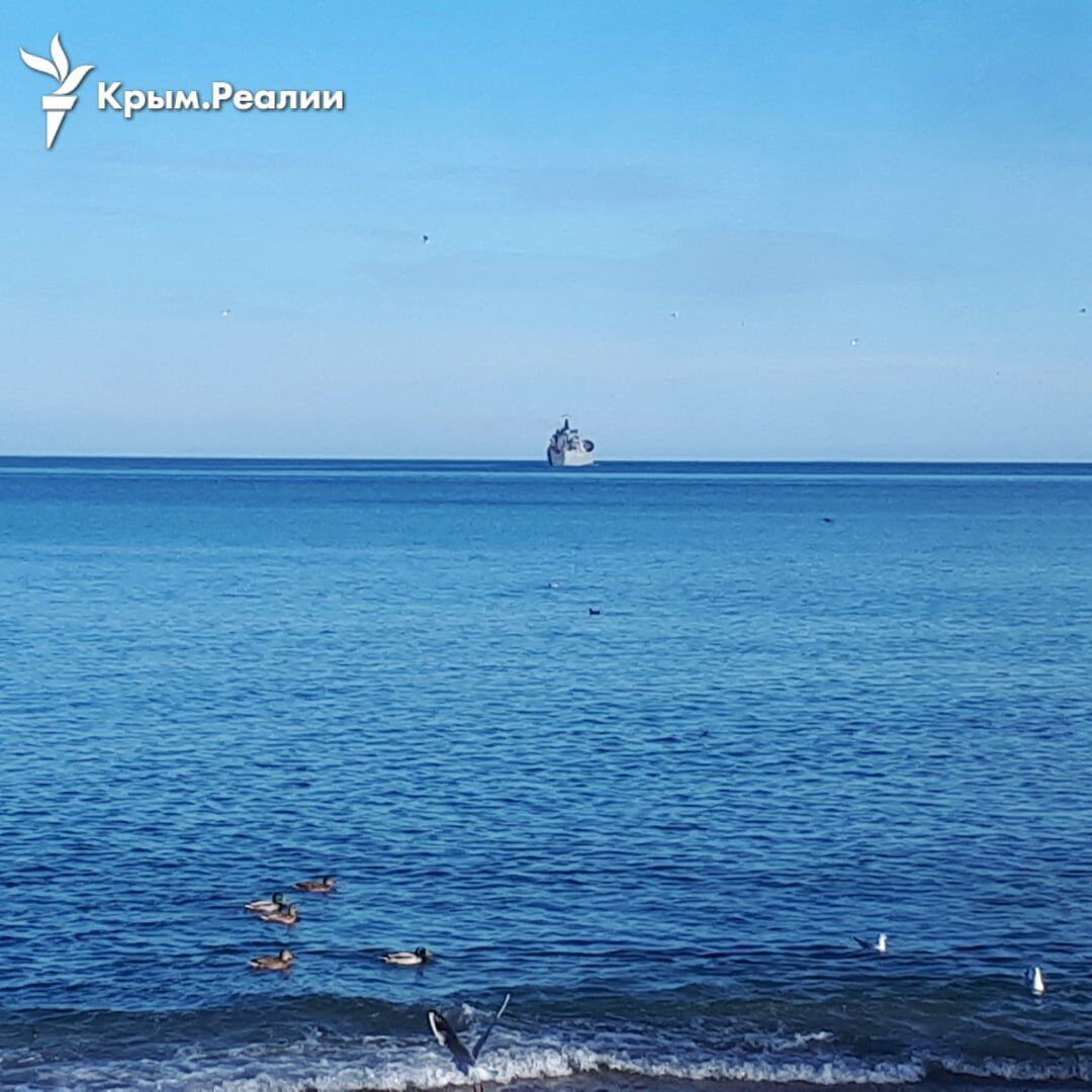 Після нічних вибухів із бухти Феодосії забрались два російські кораблі – ЗМІ