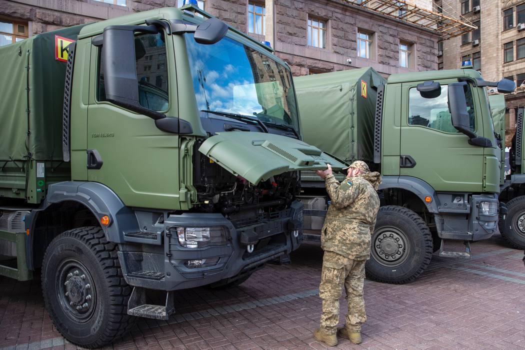 У Києві Кличко передав військовим 20 нових повнопривідних вантажних авто, придбаних за кошти столичної громади. Фото