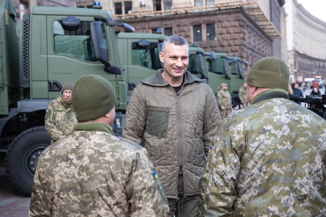 У Києві Кличко передав військовим 20 нових повнопривідних вантажних авто, придбаних за кошти столичної громади. Фото