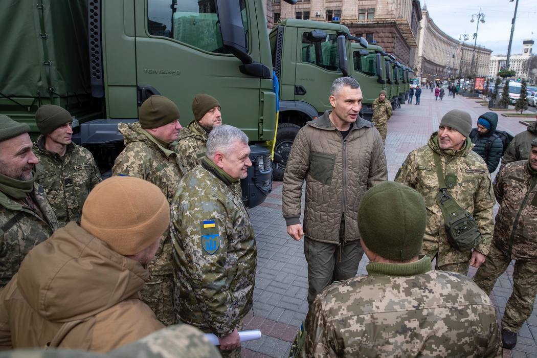 У Києві Кличко передав військовим 20 нових повнопривідних вантажних авто, придбаних за кошти столичної громади. Фото