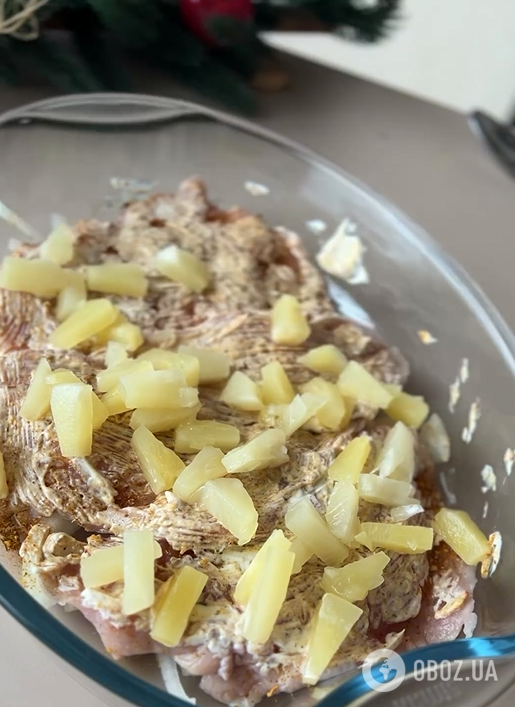 Соковите куряче філе з ананасом та сиром для обіду: як приготувати