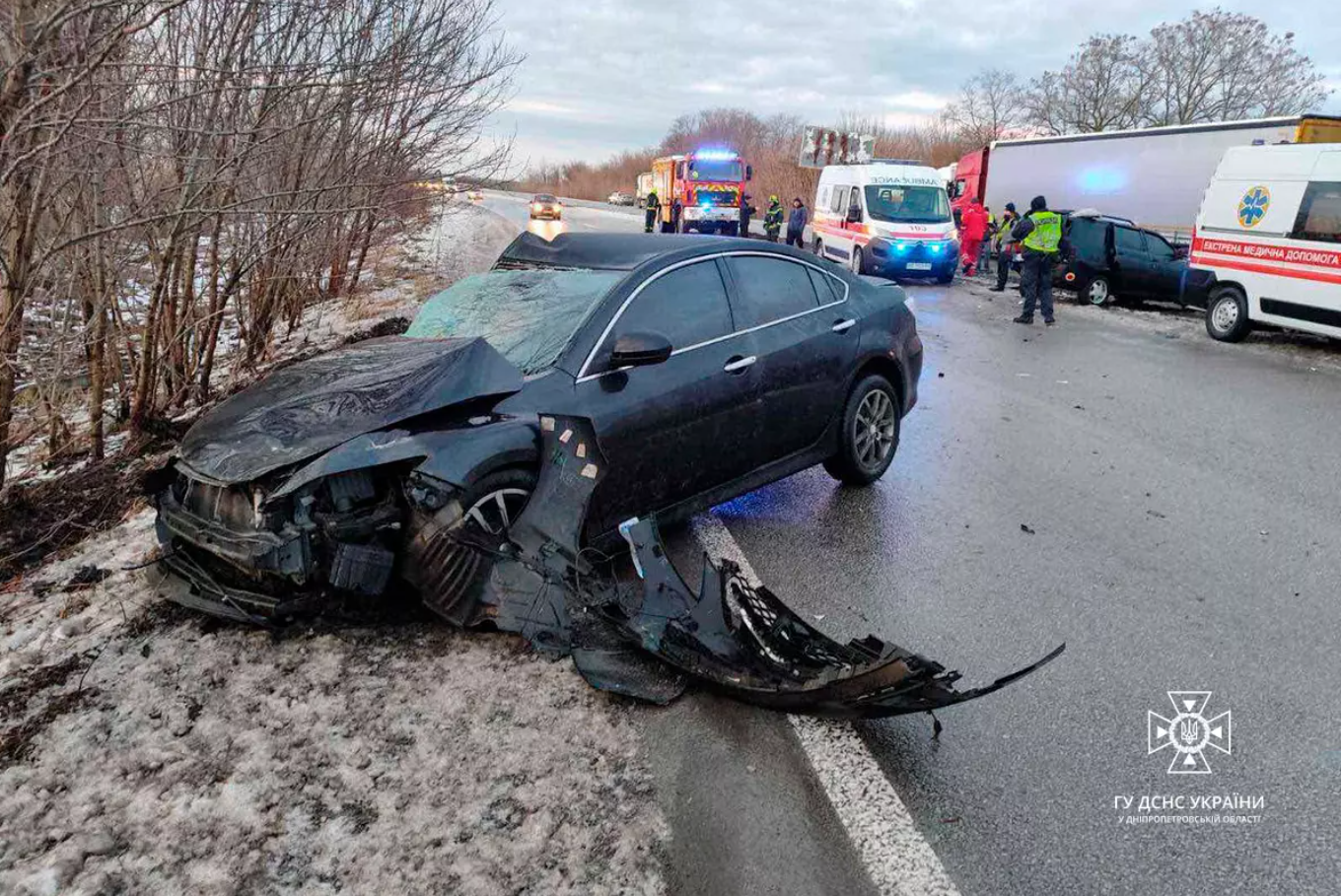 На Днепропетровщине произошло масштабное ДТП, пострадали шесть человек. Фото